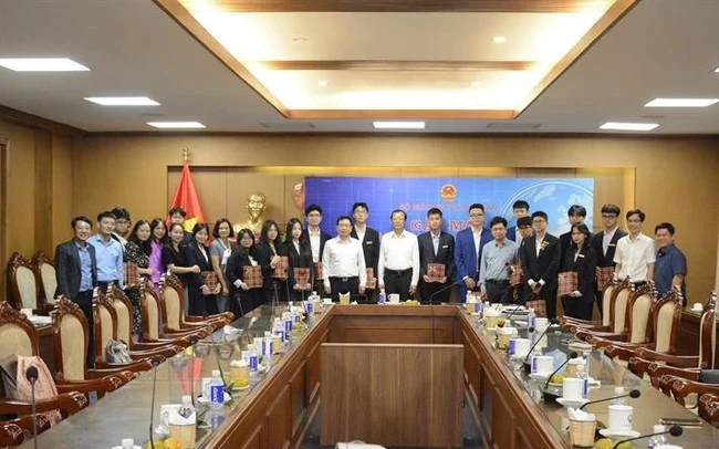 越南学生前往美国参加2024年国际科学与工程大奖赛